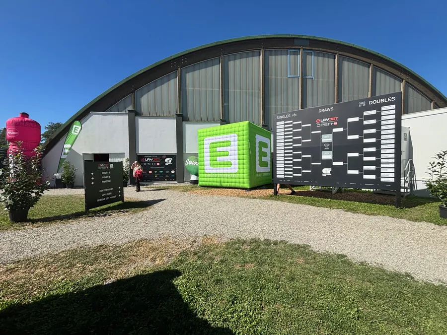 Tennishalle mit Energie-Steiermark-Würfel und Turniertableau