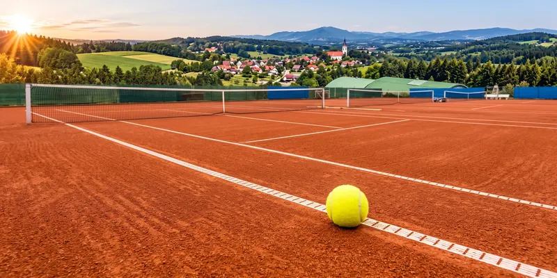 Sandplatz mit Ball auf der Grundlinie